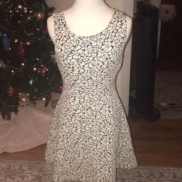 H&M black and white floral dress - Picture 1 of 3